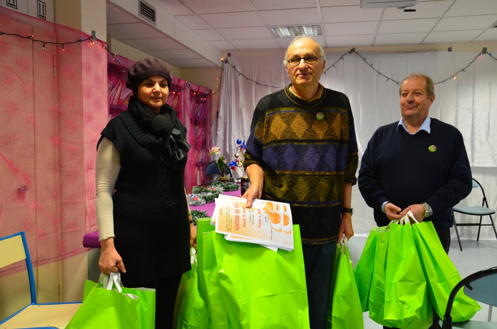 Distribution de cadeaux dans les chambres de greffés, concert et gouter avec les patients, les familles et le personnel de l'unité de greffe et d'adolescents et jeunes adultes